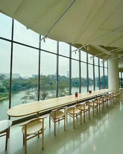 One Fifteenth Coffee Senayan Park, Ngopi dengan View Danau