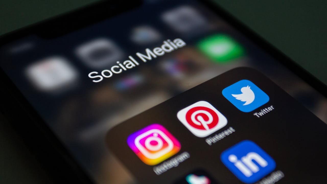 Media Sosial Membuat Perbandingan Makin Dekat