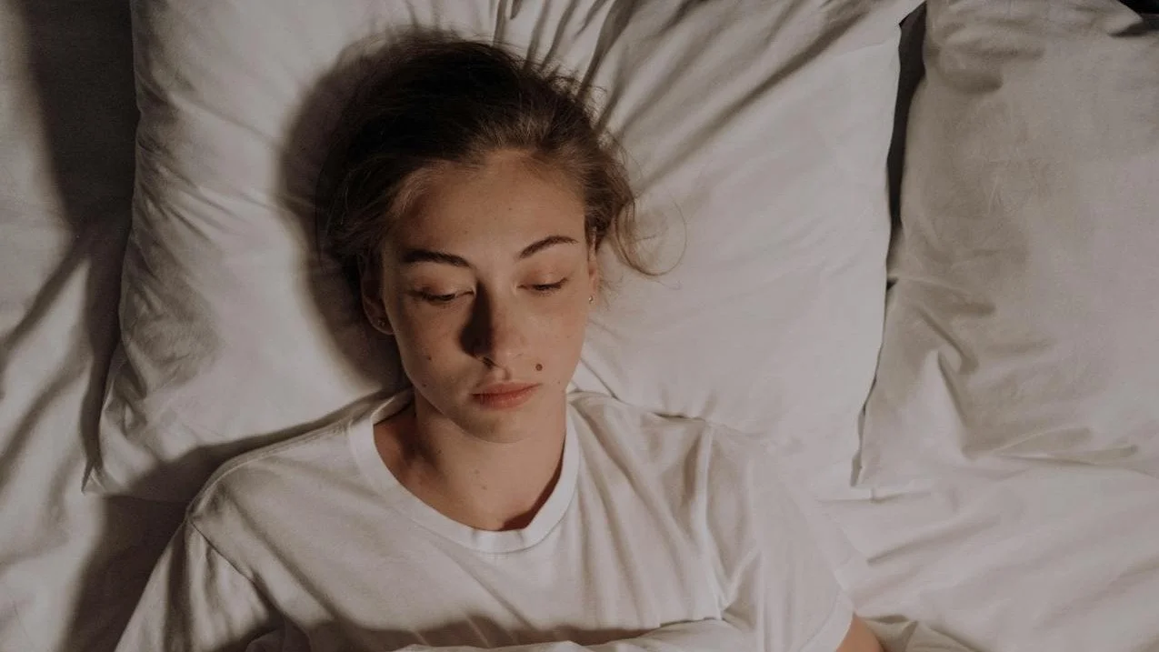 Kenapa Anak Muda Sering Overthinking sampai Susah Tidur?