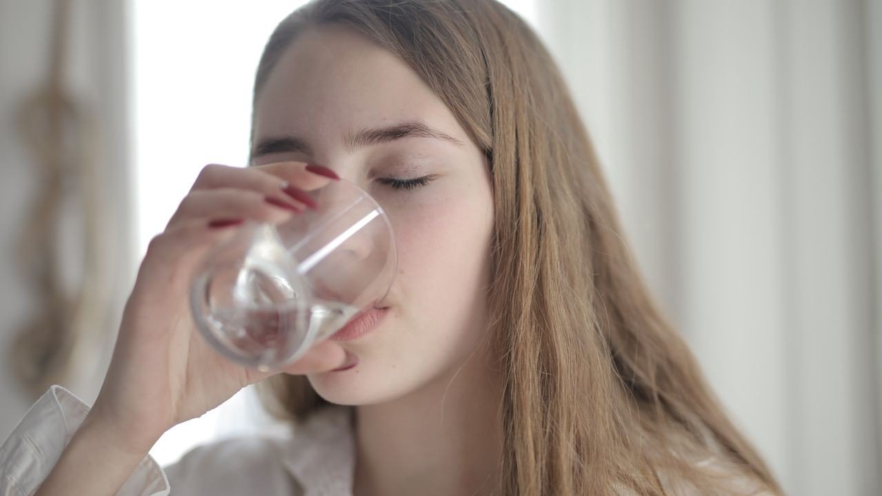 Mengapa Terlalu Banyak Minum Air Bisa Menyebabkan Overhidrasi?