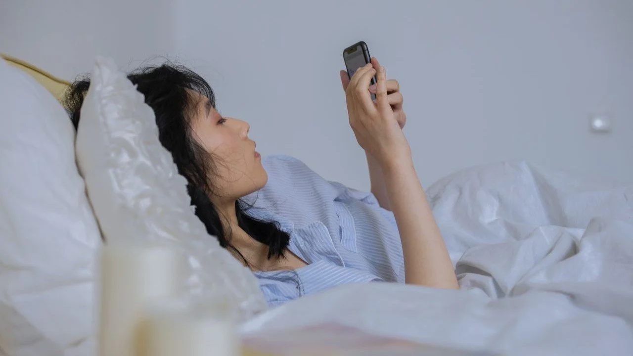 Main HP saat Bangun Tidur Bisa Membuat Pikiran Terlalu Ramai