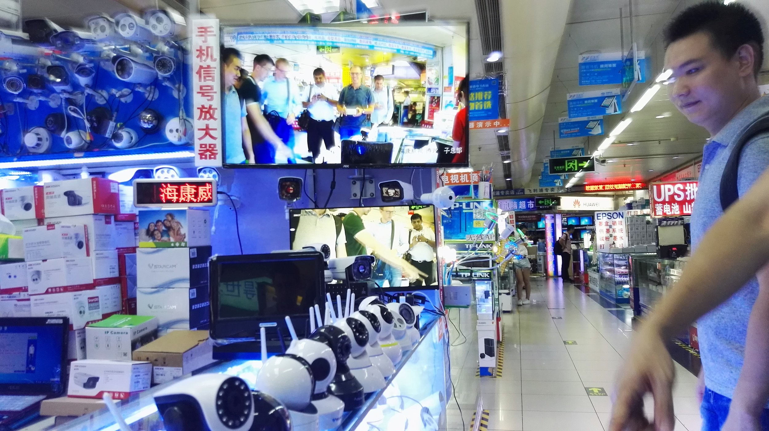 A hardware market in Shengzen.