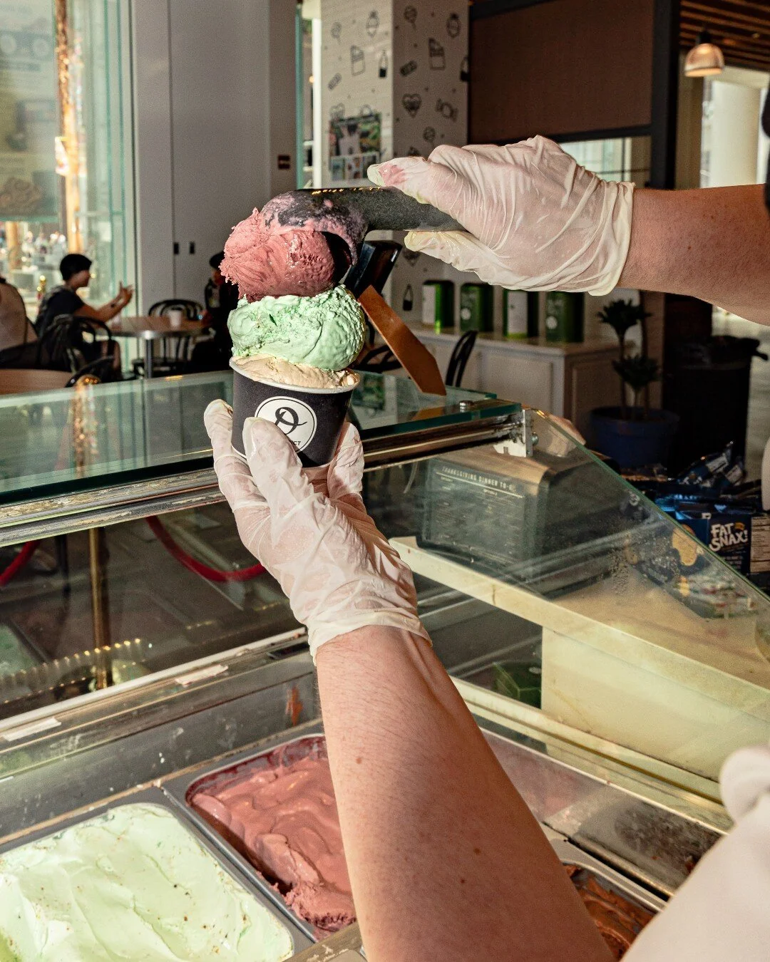 Bienvenue L'&eacute;t&eacute;! Warm weather means ice cream from the Creamerie 🍦 

🇫🇷 La Glace 🍨