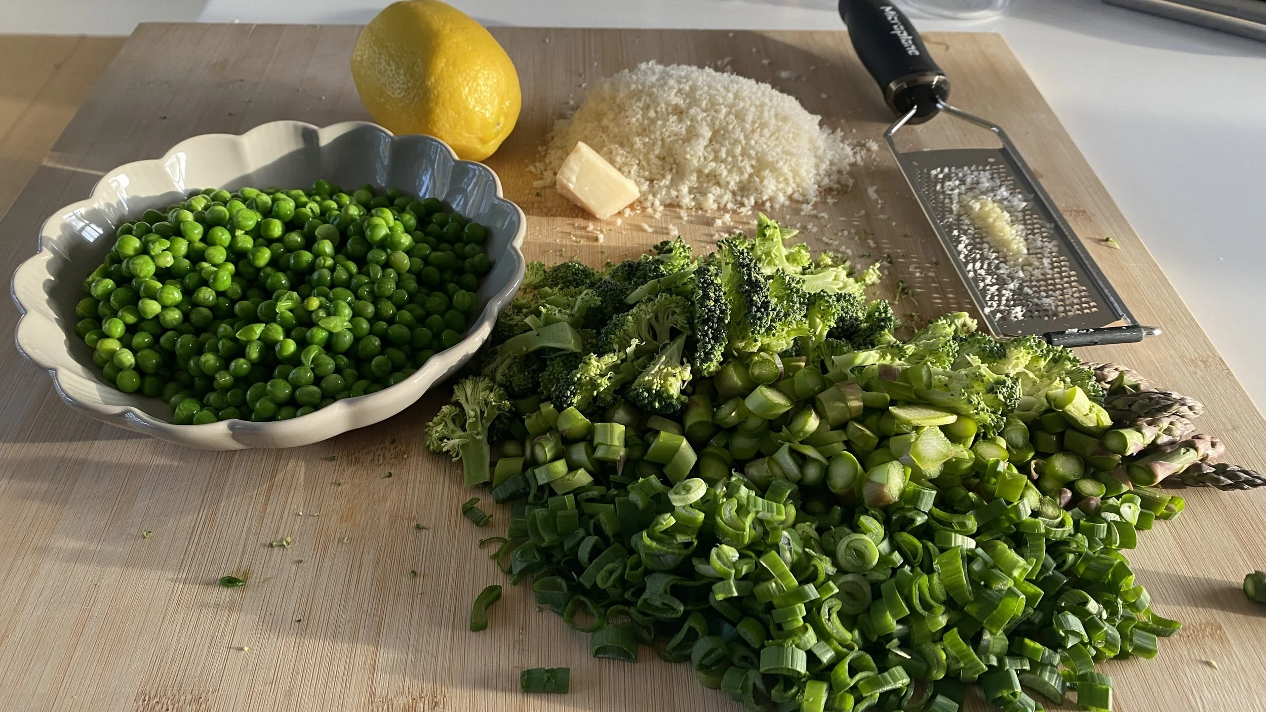 Grøntsager og parmesan klar til pastaretten
