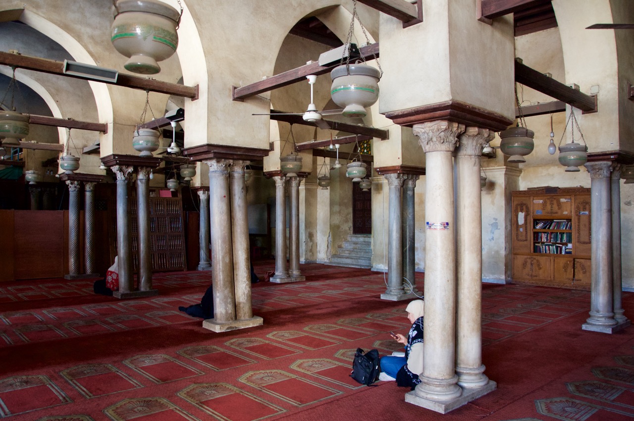 Women pauses inside Al-Azhar Mosque. Cairo. Egypt. 2016. © Michele Cortina