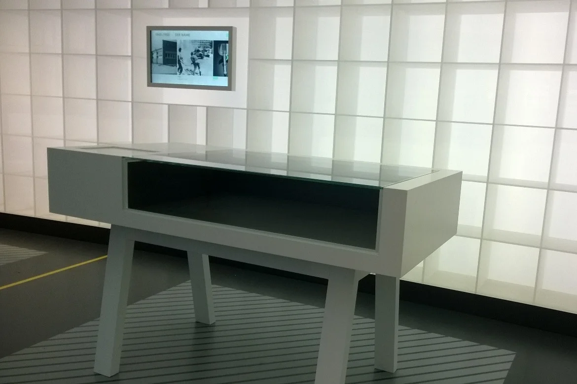 Vitrine mit Glaseinsatz auf Gehrung.jpg