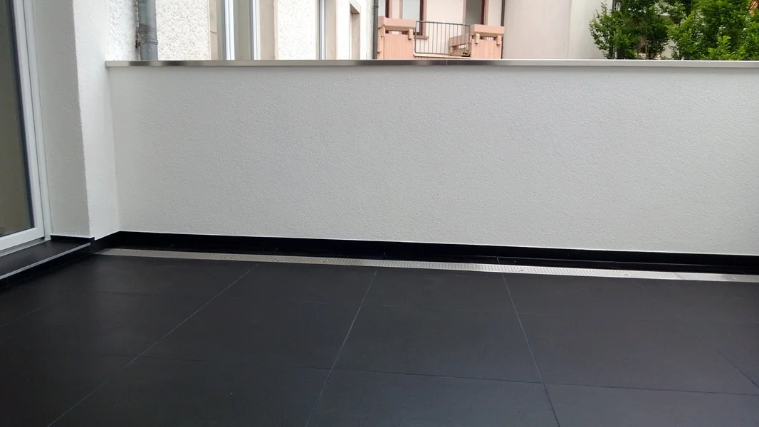 Balkon Balkonanbau Abflusschiene flächenbündig Edelstahlabdeckung (2).jpg