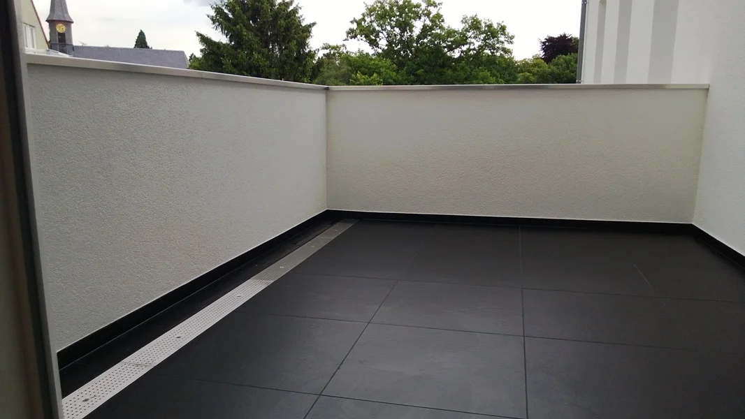 Balkon Balkonanbau Abflusschiene flächenbündig Edelstahlabdeckung.jpg