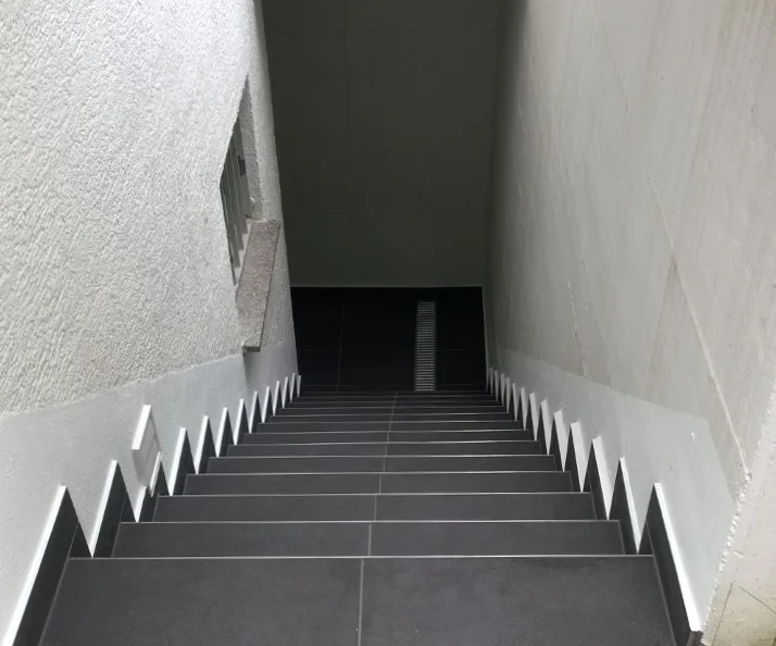Außenbereich Keller Fliesen.jpg