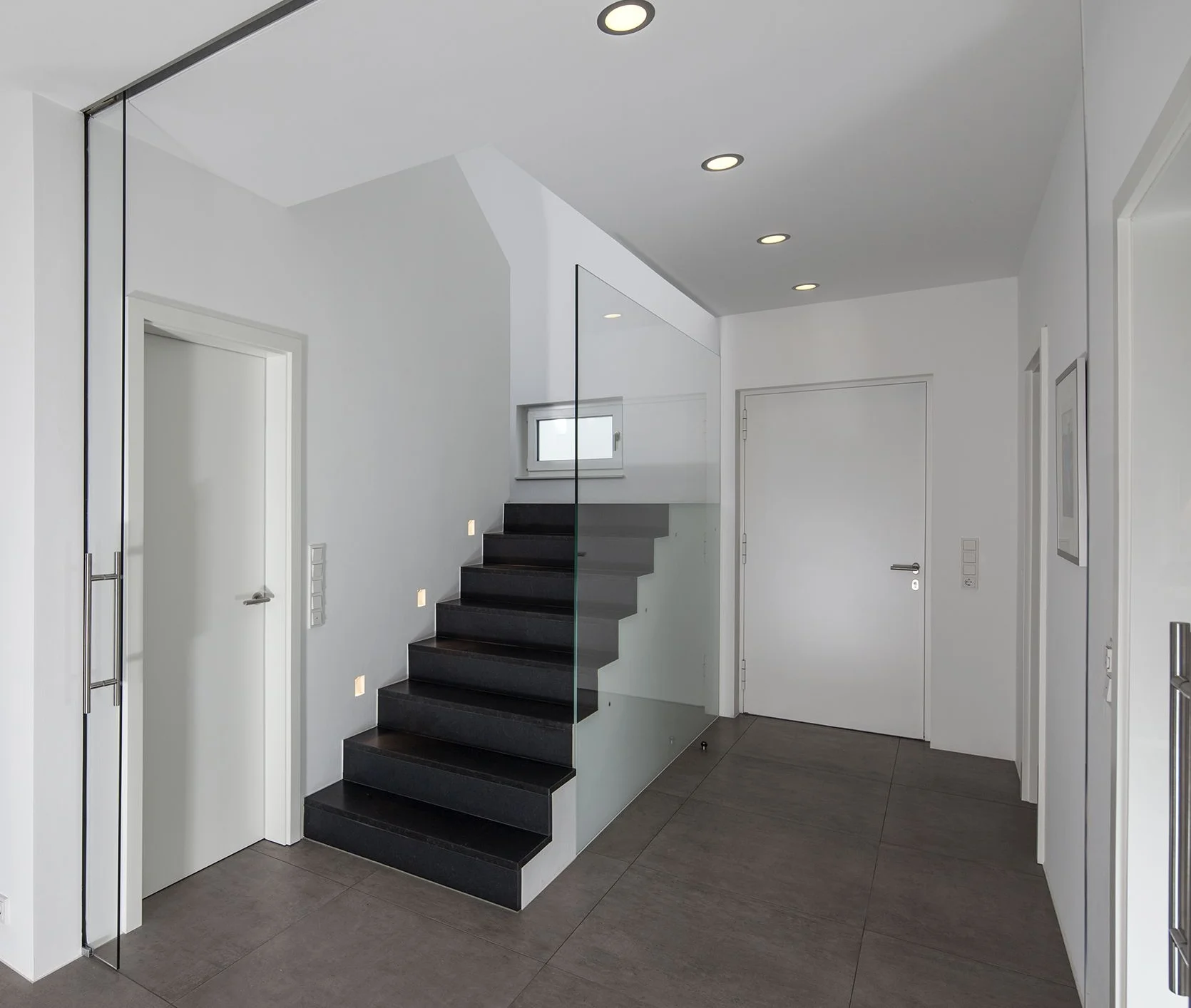 Glasschiebetür mit verdeckter Führung Große Glasabtrennung RTreppenkonturfoliert,.jpg