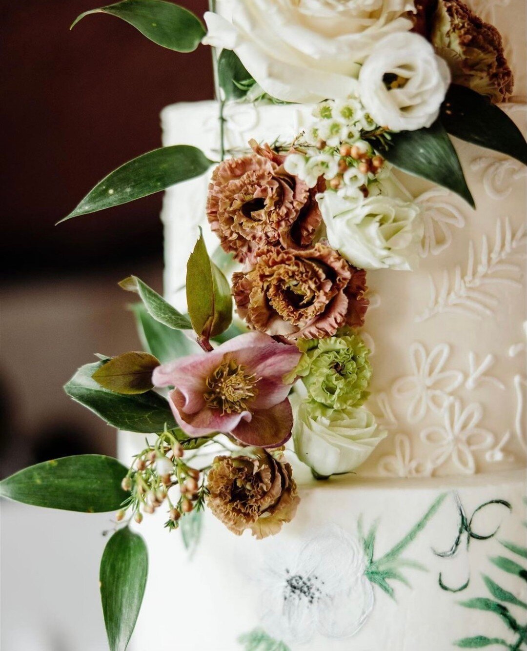 The details are everything! 
Thank you @idodetails for sharing this stunning photo of one of our recent wedding cakes taken by @28northphotography 🥂