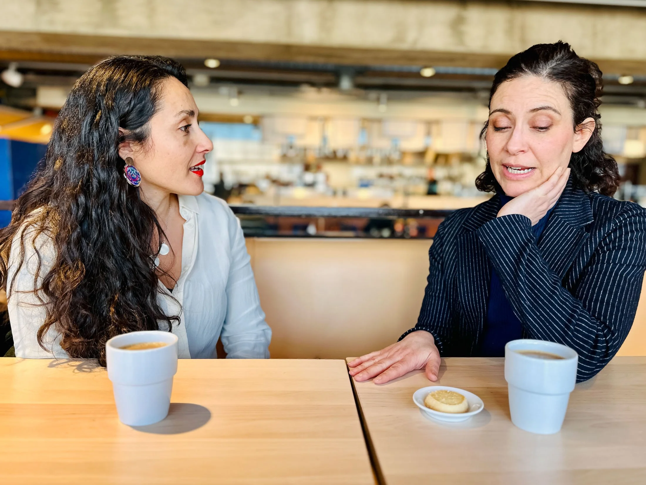 Bianca Cruzeiro i samtal med kollega på ElinderSten