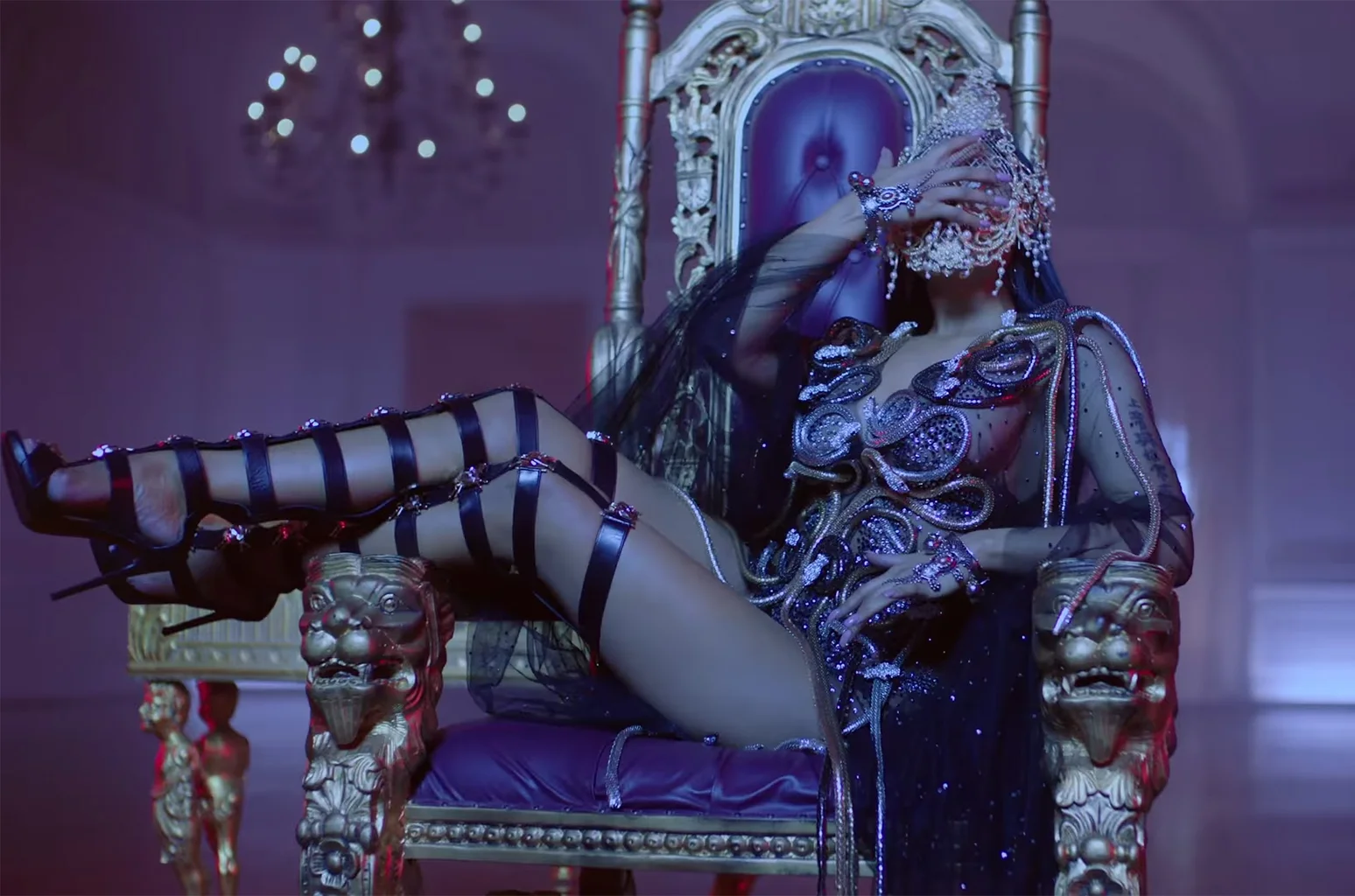 03-Nicki-Minaj-no-frauds-screenshot-billboard-1548.jpg