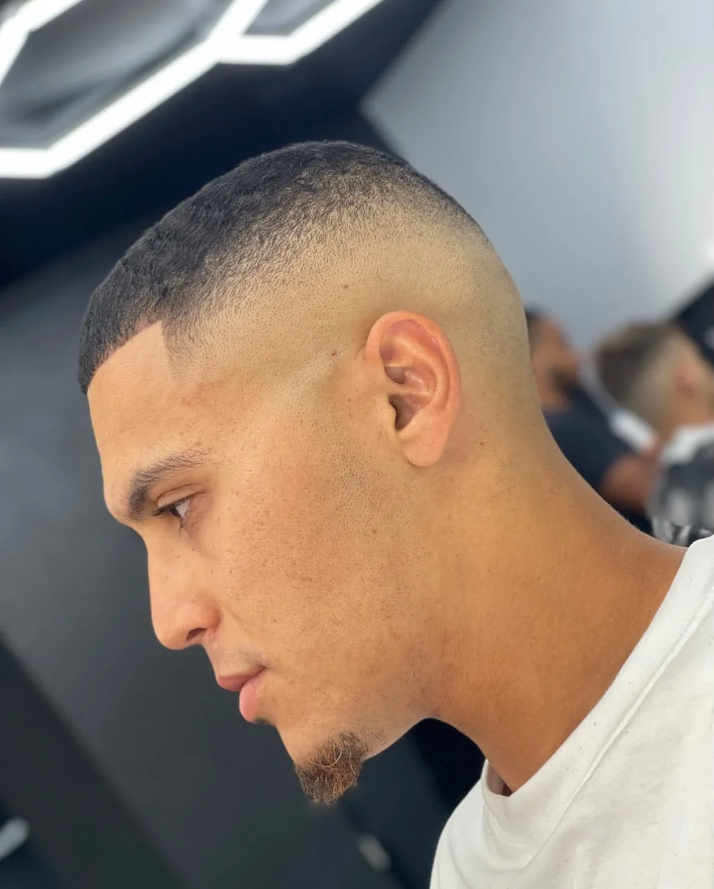 Skinfade, simple mais efficace. Parfait pour la chaleur d'&eacute;t&eacute;.

.
.
.
.

 R&eacute;serve ta prochaine visite avec des vrais barbiers d'exp&eacute;rience.

📲

www.exclusifcuts.com