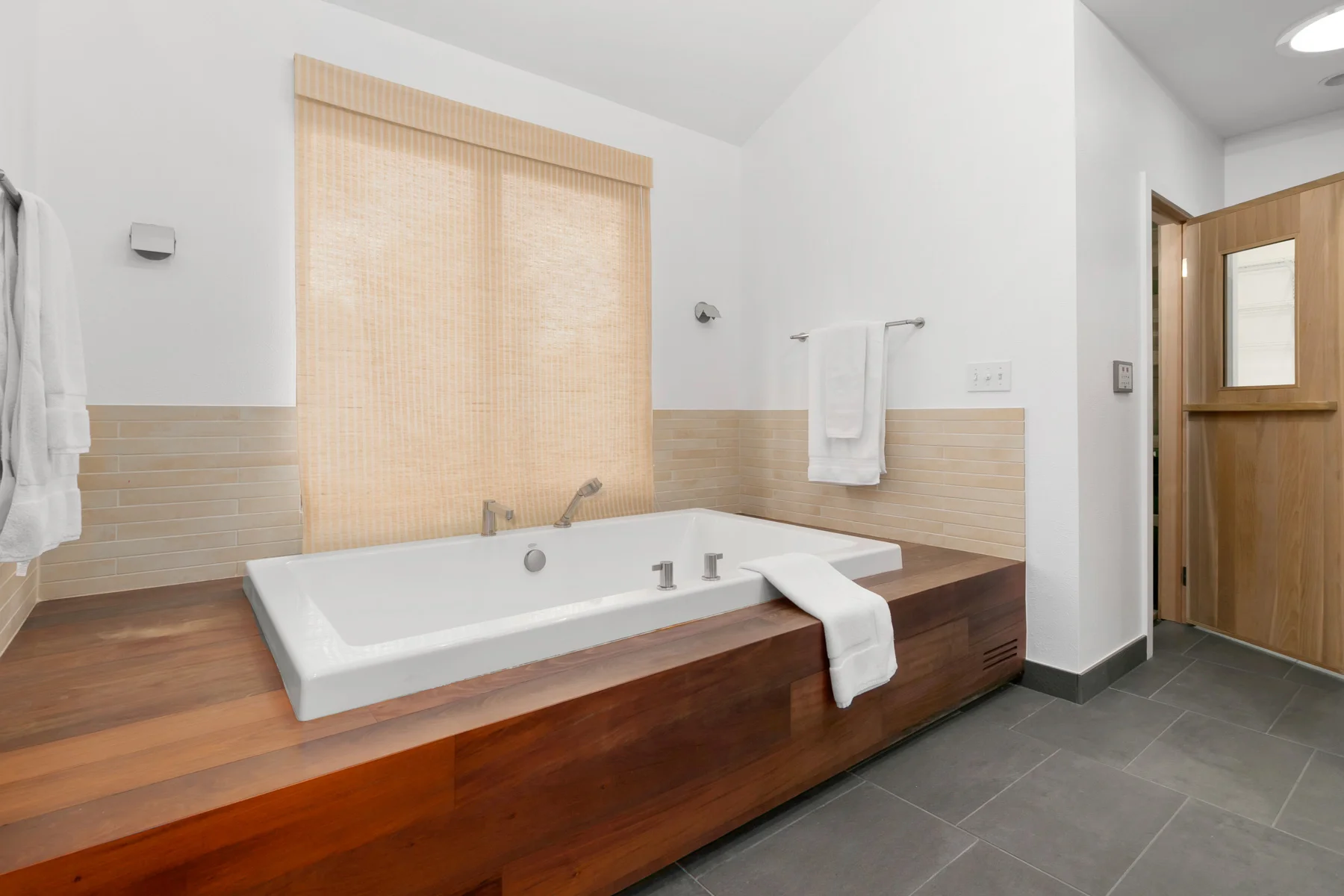 054-2nd-Floor-Master-Bath-3978-Arbol-Ct-MLS.jpg