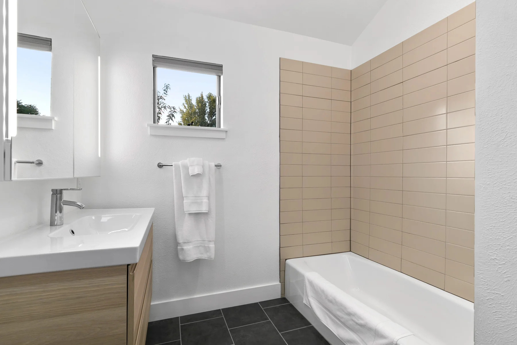 058-2nd-Floor-Bath-3978-Arbol-Ct-MLS.jpg