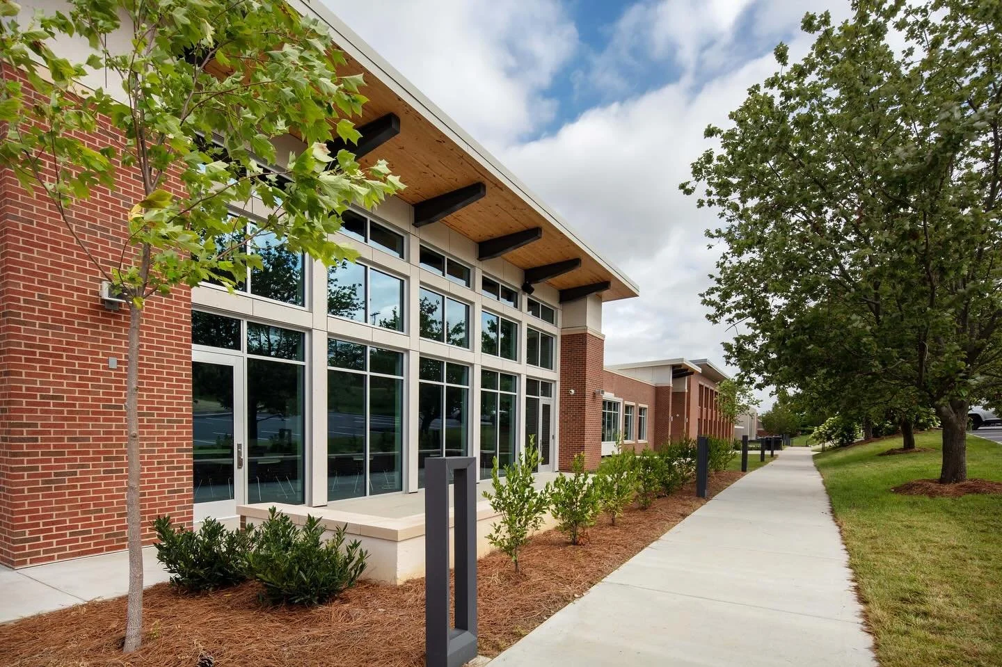 On August 10th, Anecdote joined Franklin Road Academy in celebrating the ribbon-cutting of the new two-story, 32,000 sq. ft. Upper School and the 38,000 sq. ft. Bracken Green, which together anchor the school&rsquo;s 62-acre campus. The design featur