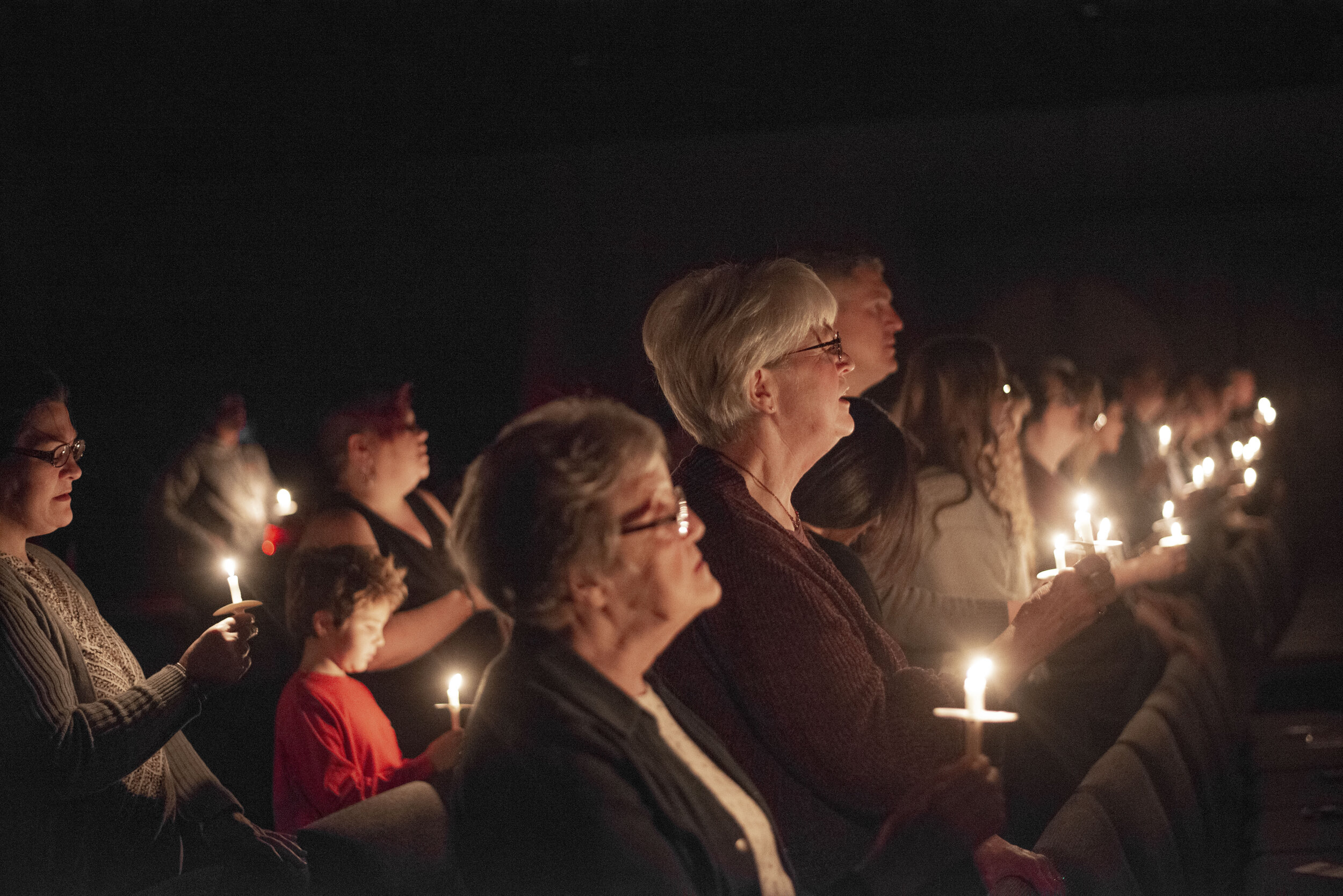 churches-in-owosso-mi-candlelight-service