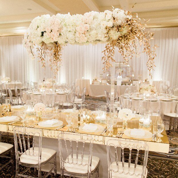 Reception with white and gold hues ⁠⠀✨
⁠⠀
#weddingreception #weddingwednesday #instawedding #weddingday #wedday #weddingwire #weddingideas #weddinginspiration #weddinginspo #instawedding #tablescape #sweethearttable #sweethearttabledecor #weddingtabl