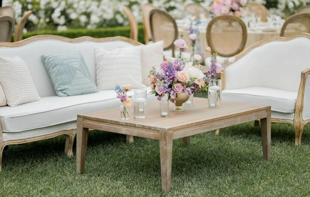 From cozy conversations to dancing the night away, these lounge vignette brings it all together! 🥂💫