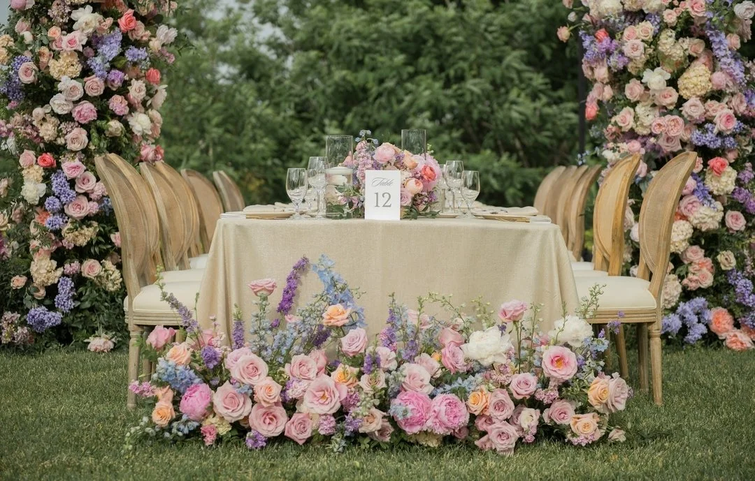 Elevating the tablescape with a gorgeous floral arch 💕