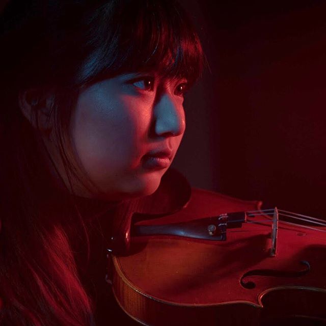 Powerhouse violinist Vivian Cheng moonlights as a biochemical engineering student when she&rsquo;s not shredding on the violin in Millennium. What a beast. .
.
.
.
.
.
#violinist #violin #strings #millennium #millenniummovement #indieorchestra #popor