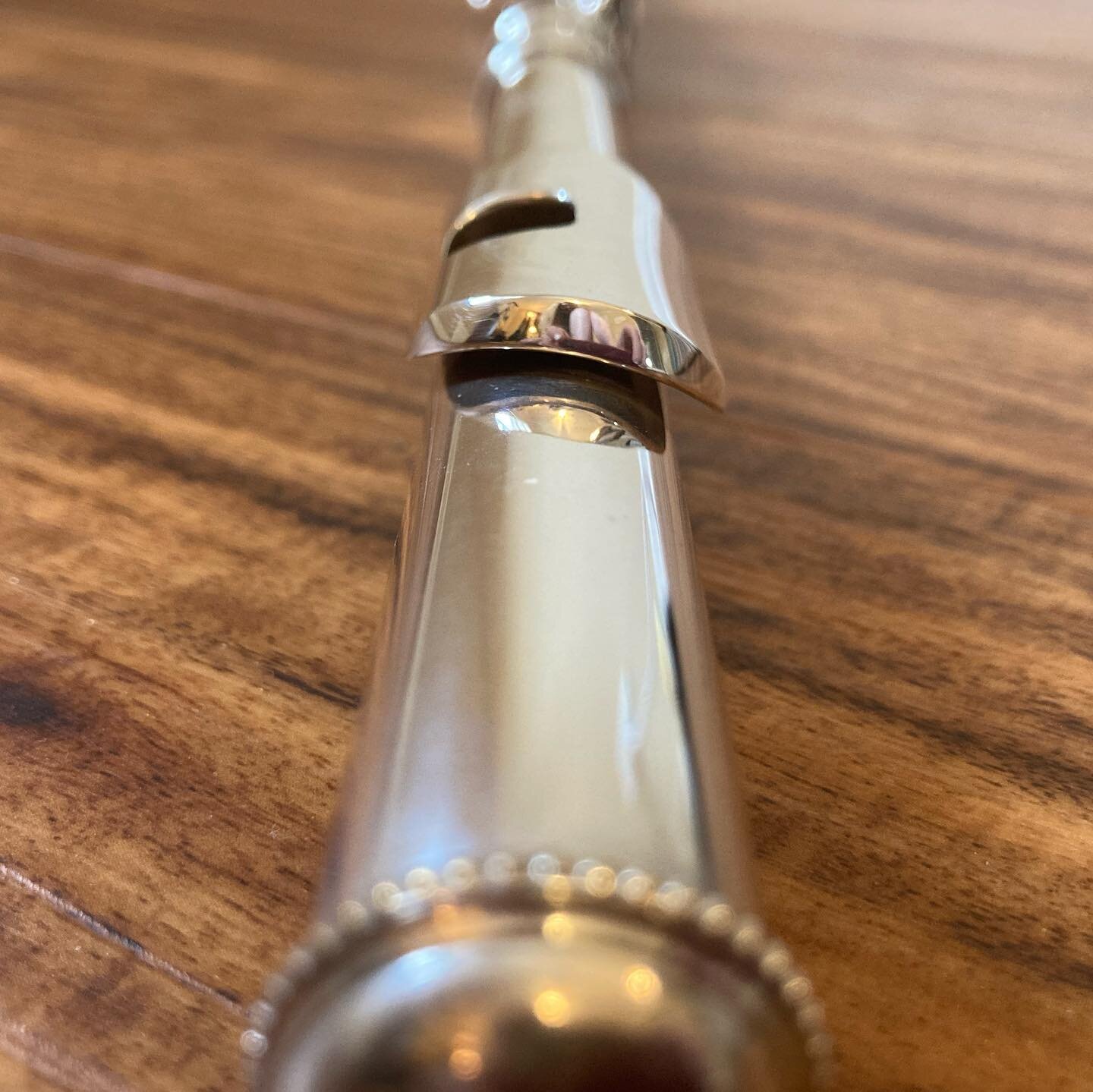 The place where the magic happens ✨ The headjoint features a lip plate with an embouchure hole in it. The edge of the embouchure hole that flutists blow a stream of air against is called the &ldquo;strike edge&rdquo;. Did you know that when flutists 