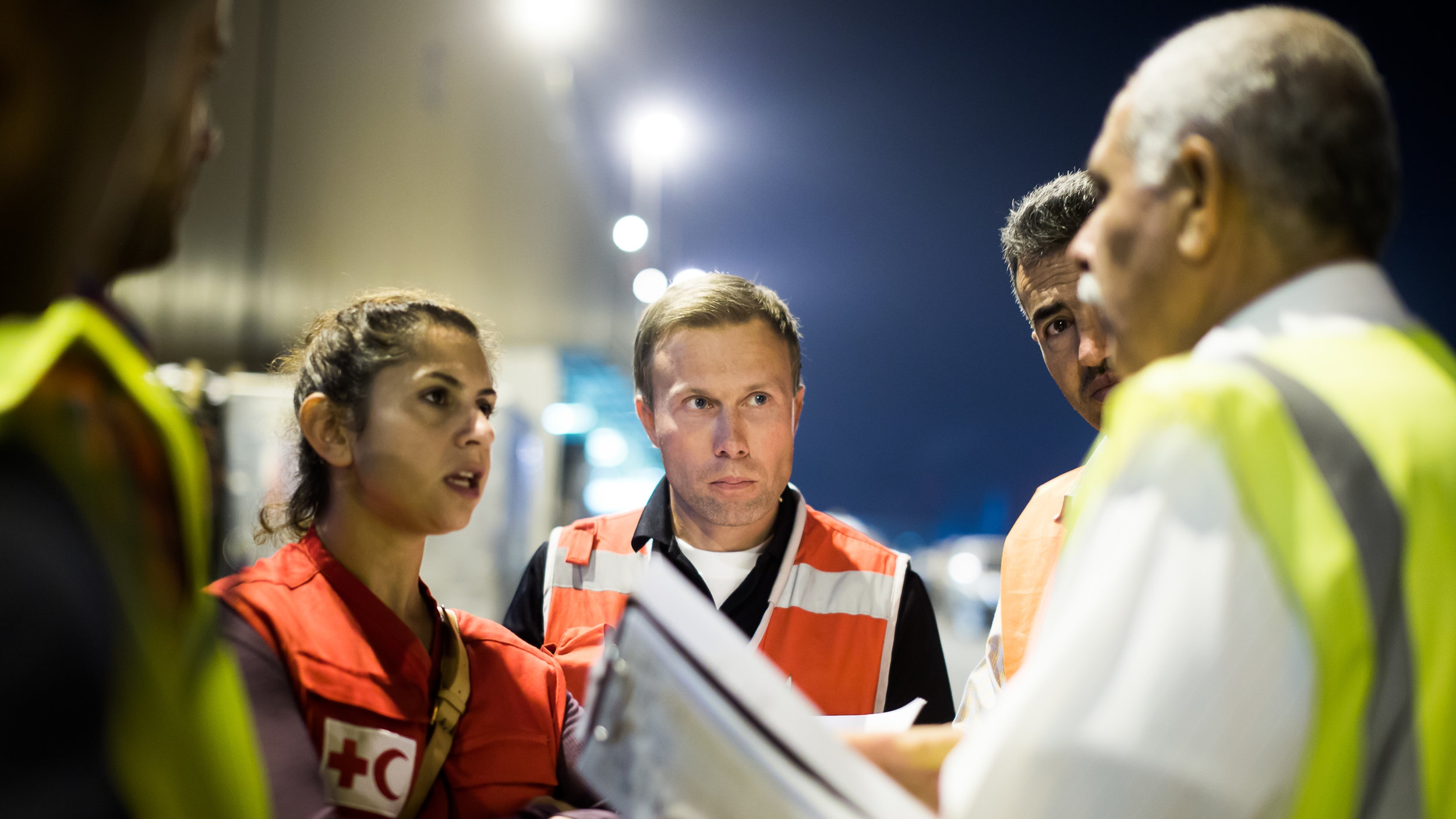 ERU hospital Jordan. Cargo plane from Germany. Maya Helwani (Canadian Red Cross) and Kai Kettunen. Photo: Mikko Vähäniitty.
