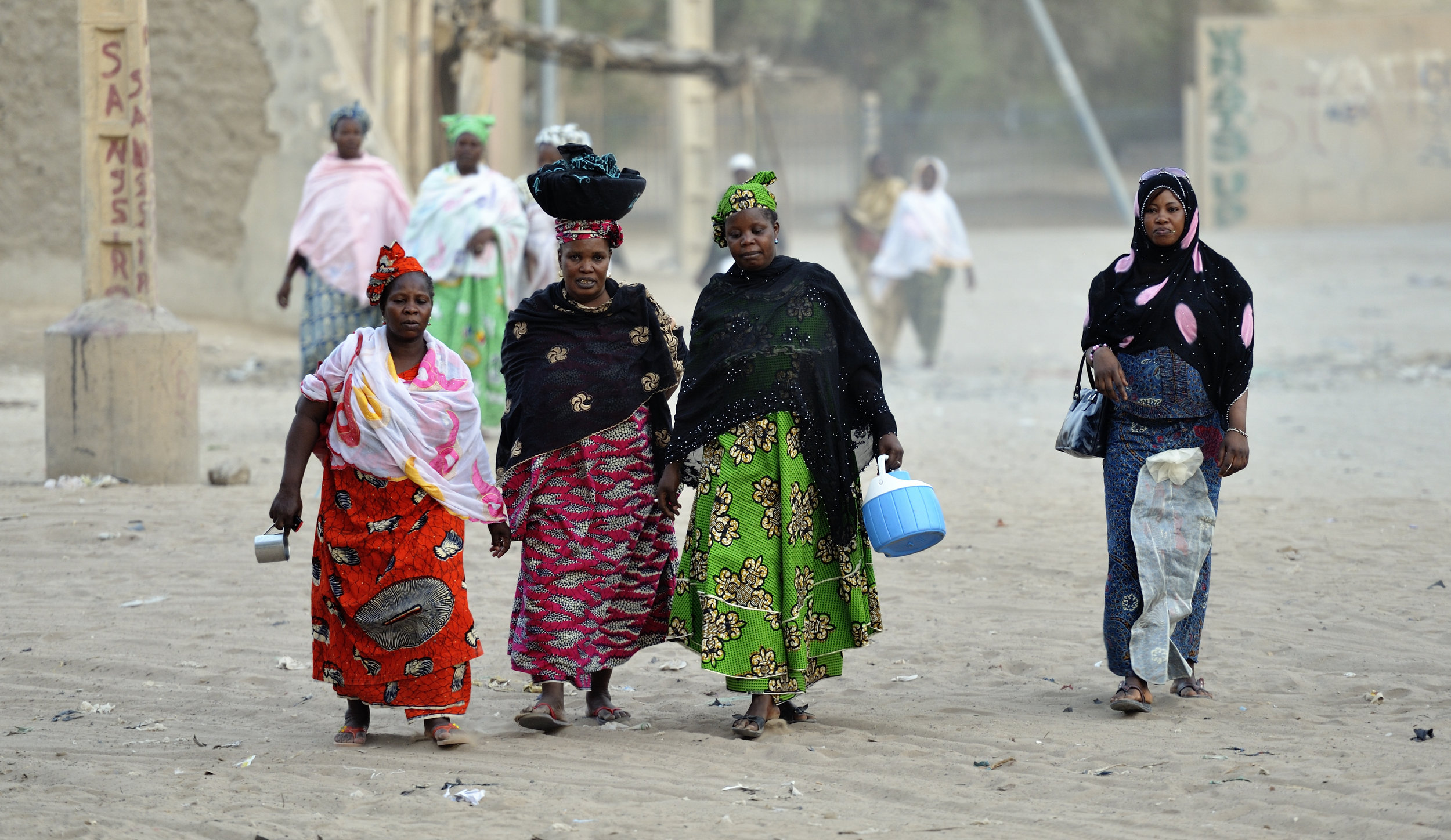 Women walking in Timbuktu