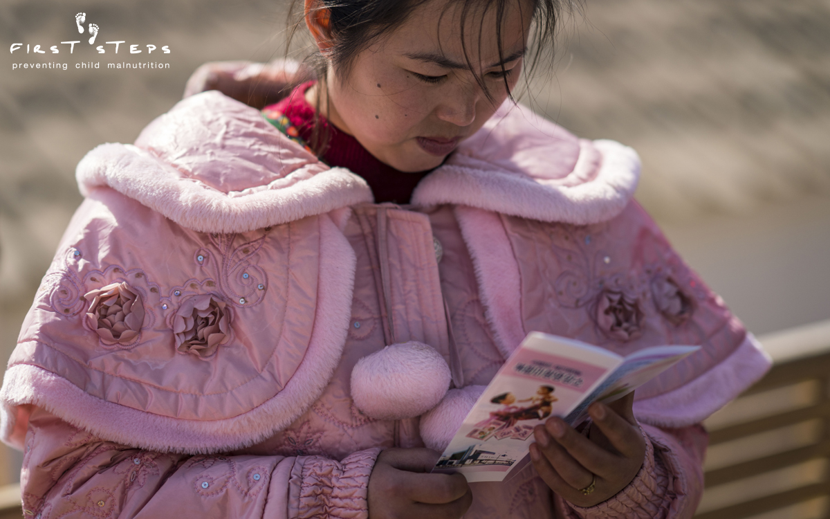 Choe Yun-Mi reads an informational brochure on micronutrient Sprinkles at the Shinmi Clinic.