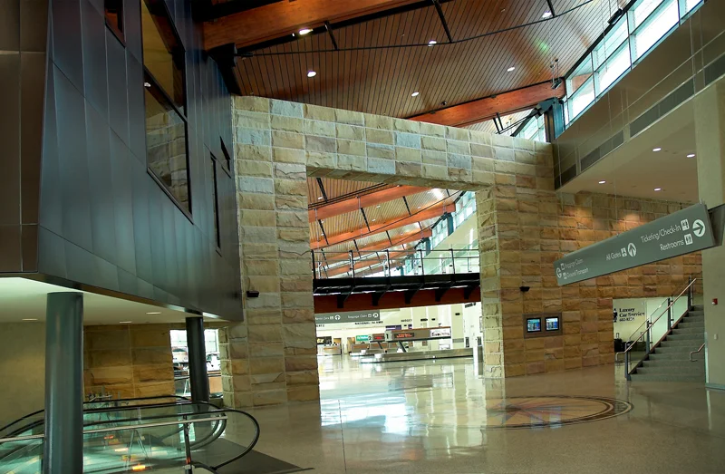 __AVI_Entry Escalator_02.jpg