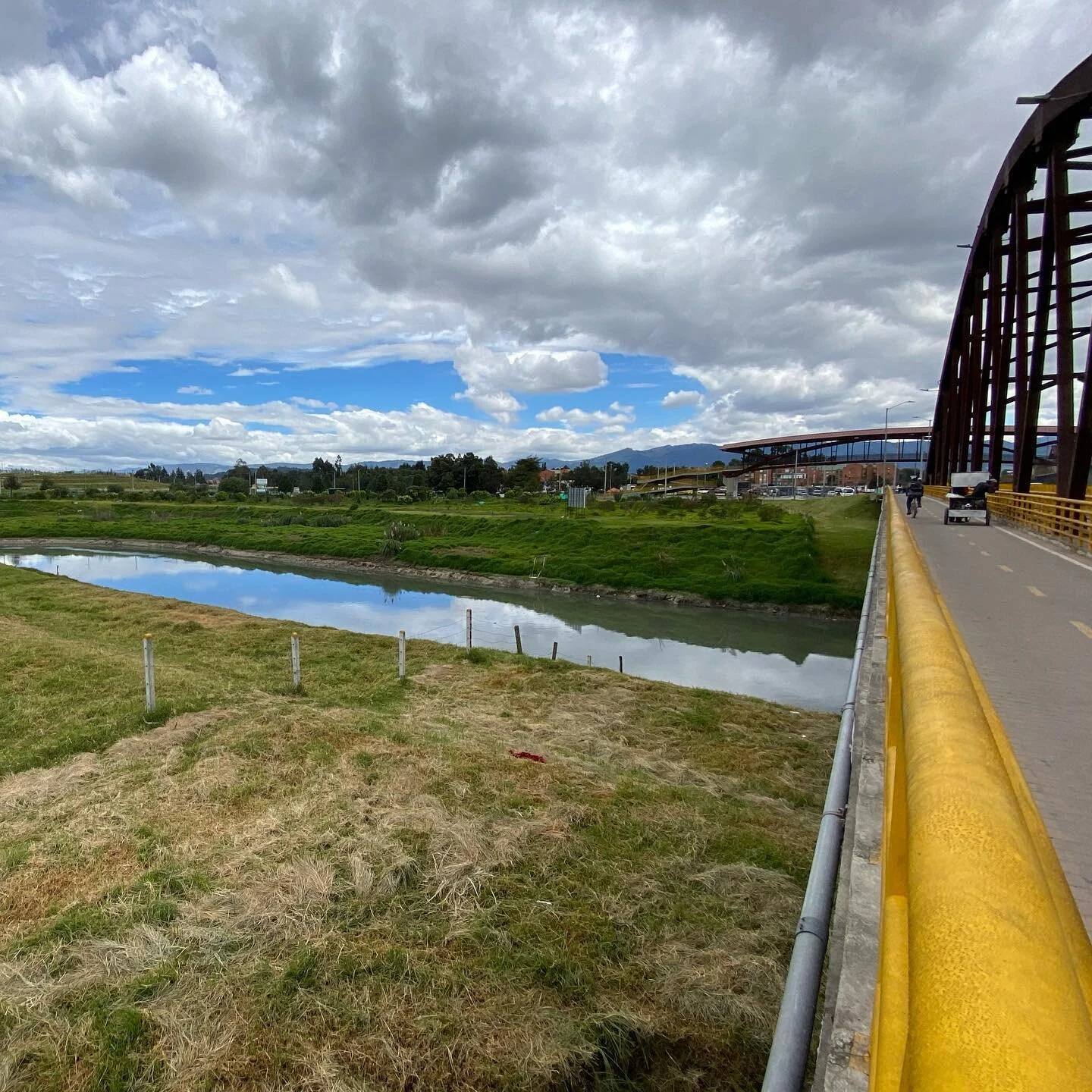 Standing on the banks of the #riobogota, flowing with untreated wastewater from ~10 million city inhabitants.  Good news: rehabilitating the river is a national priority.  Ideally with ecosystem #restoration and #greengray. &iquest;Es posible @riobog