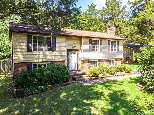 🎉 gone before we could even tell the gram about it! #undercontract | 7333 Brigmore Drive | $199,000 | 4 bed | 3 bath 🏡
&bull;
&bull;
&bull;
#charlotterealestate #charlottencrealtor #justlisted #undercontract #charlottenc #coftyandco #sellingcarolin