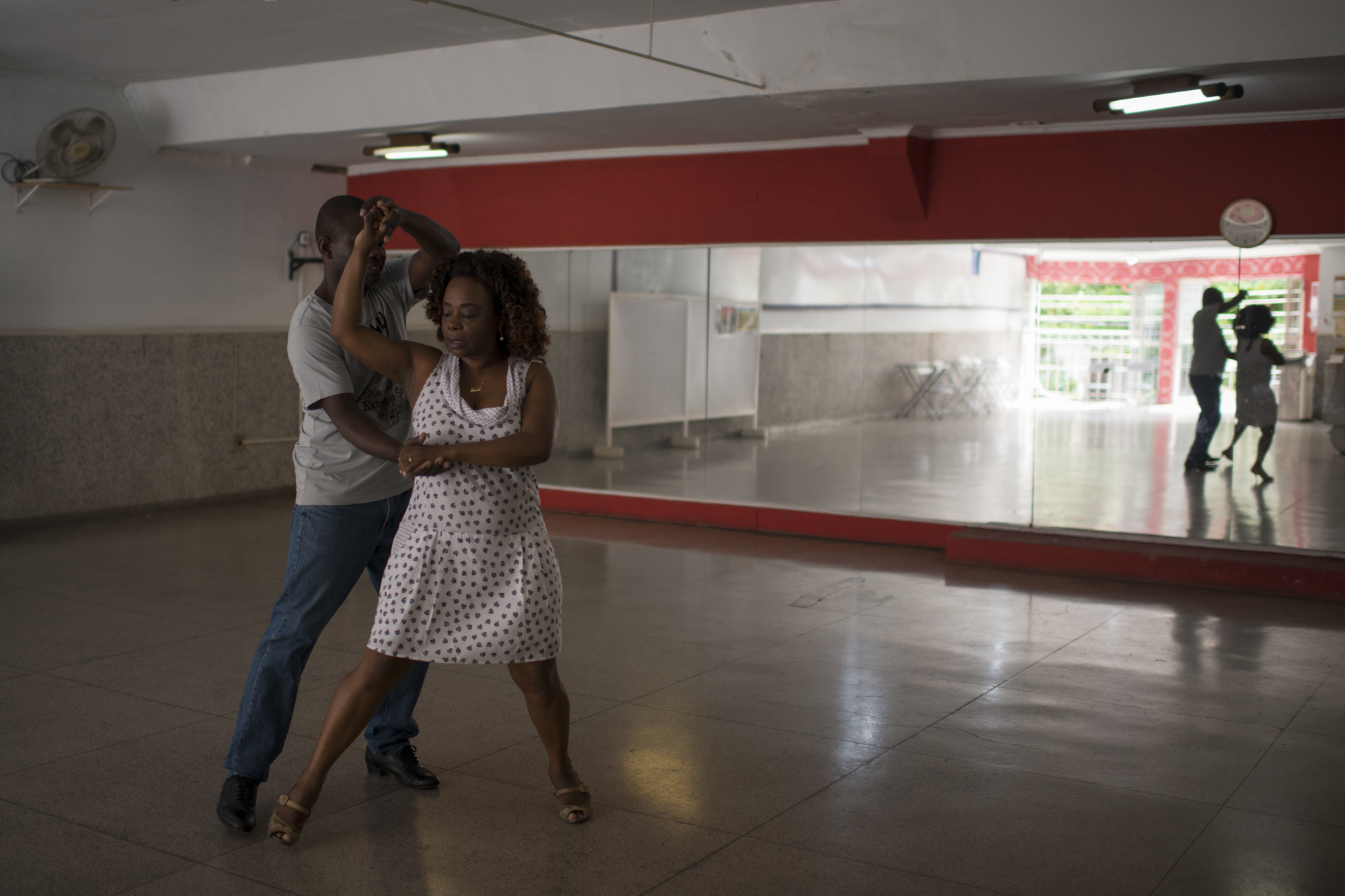  Dez. 7, 2017. A aula particular semanal de dança é o momento em que Sarah se solta. Ela diz que a atividade traz mais desenvoltura para seus movimentos quando está regendo. E como na dança é o homem que conduz, a maestrina comenta que é um dos pouco