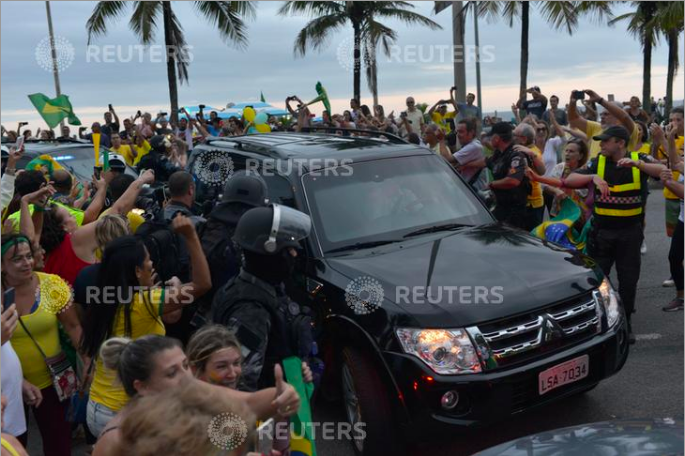  A convoy of cars, transporting Brazil's presidential candidate Jair Bolsonaro, arrives at his house in Rio de Janeiro, Brazil September 29, 2018. REUTERS/Lucas Landau 