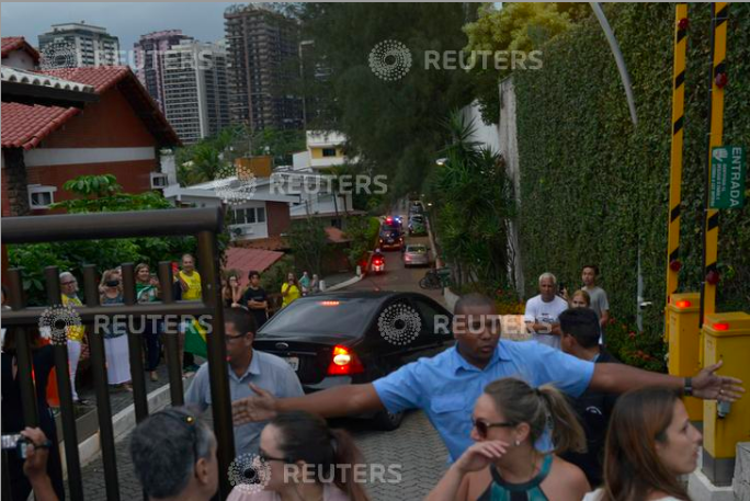  A convoy of cars, transporting Brazil's presidential candidate Jair Bolsonaro, arrives at his house in Rio de Janeiro, Brazil September 29, 2018. REUTERS/Lucas Landau 