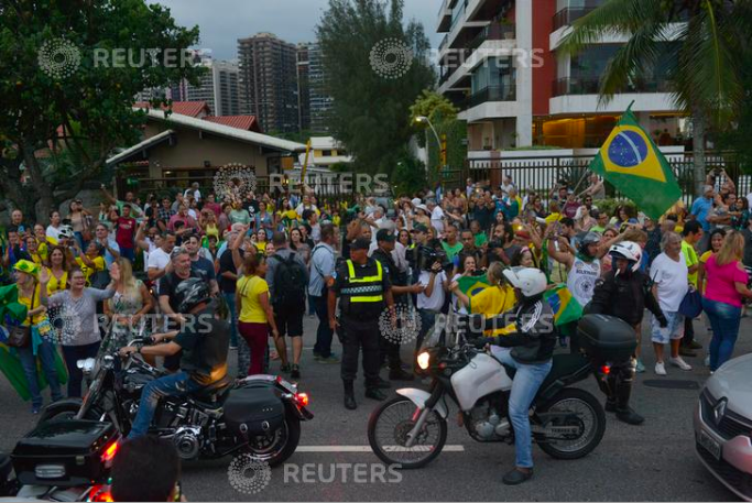  Supporters of presidential candidate Jair Bolsonaro reacts during a pro-Bolsonaro demonstration in Rio de Janeiro, Brazil September 29, 2018. REUTERS/Lucas Landau 