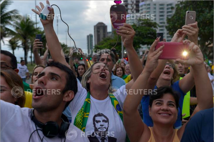  Supporters of presidential candidate Jair Bolsonaro react during a pro-Bolsonaro demonstration in Rio de Janeiro, Brazil September 29, 2018. REUTERS/Lucas Landau 