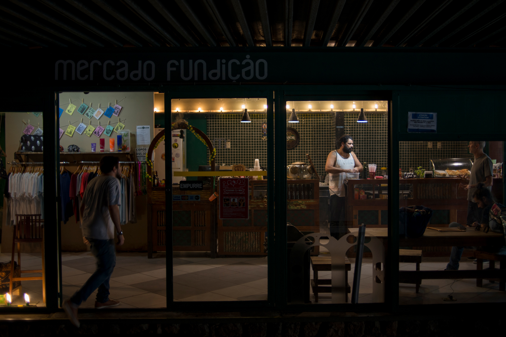 Mercado Fundição is a general store that serves some food at Lapa, the bohemian neighborhood of Rio. It's there where Ed introduces vegetarian cuisine on the menu every Monday, as part of the Meatless Monday global campaign. 