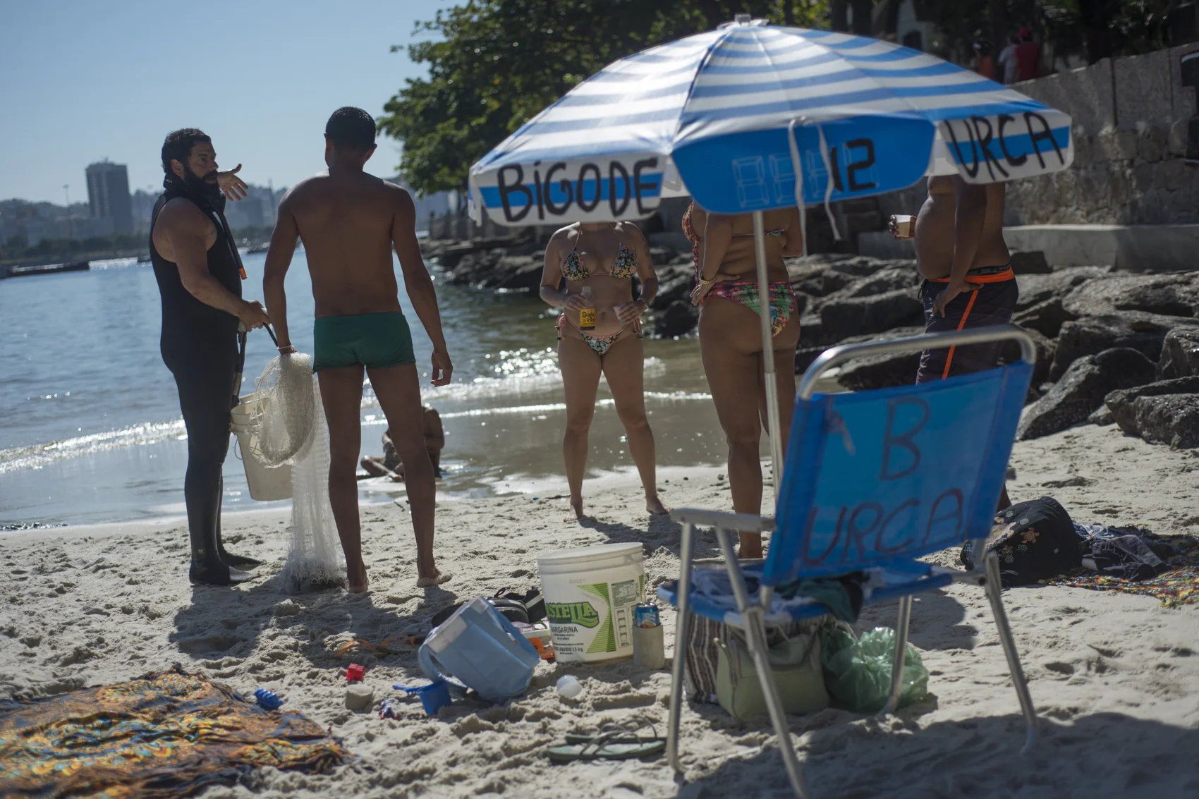  Sometimes, confrontation with fishermen is not something negative. In this especific case, a beachgoer who brought his net is alerted about the illegality of that kind of fishing in that area. With good knowledge of the law, Ed explains and talks to