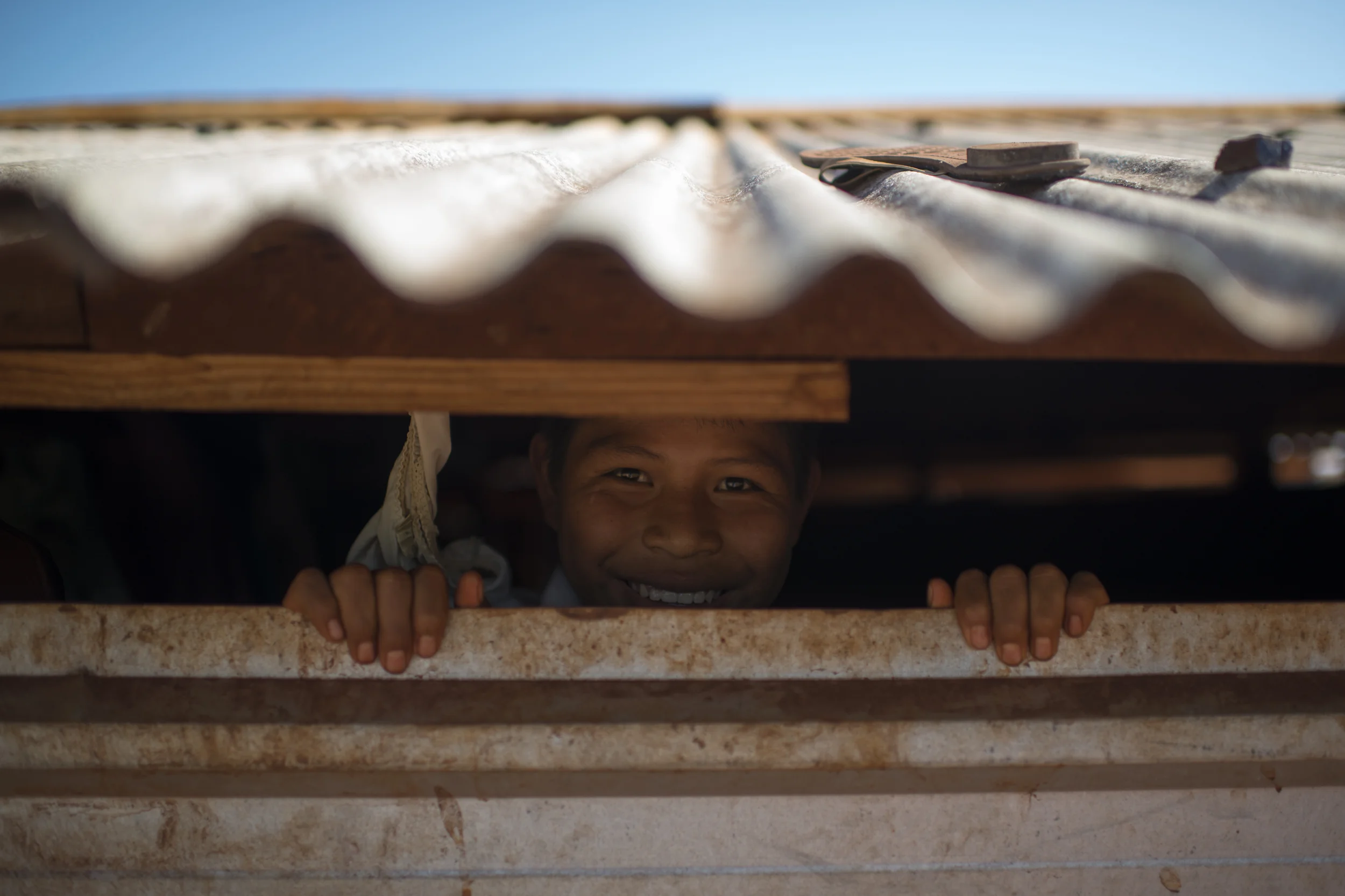  Alex, 12, espia de dentro do seu quarto. Julho, 2018. 