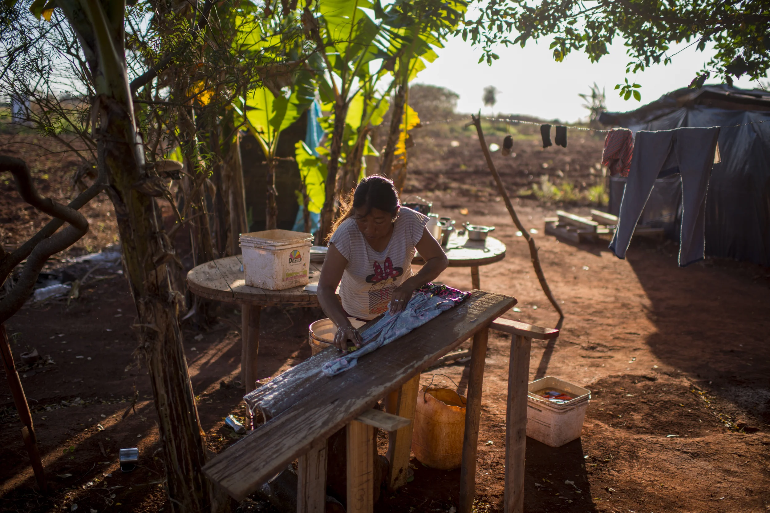  Edilamar, 30, lava roupa no quintal da casa onde mora com o marido e quatro filhos. Julho, 2018. 
