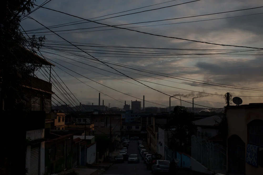 Dez. 6, 2017. Final do dia em Volta Redonda com a Companhia Siderúrgica Nacional (CSN) ao fundo. A cidade de 63 anos se desenvolveu a partir da instalação da empresa, que tem 76 anos. Em 1941, houve uma forte migração para a região que pertencia à Barra Mansa e onde estava começando a ser construída a CSN. Em 1946, quando a Companhia deu início às atividades, a população local teve um boom de crescimento que foi equivalente ao desenvolvimento industrial. E, assim, em 1954, Volta Redonda se emancipou do município de Barra Mansa para fazer seu nome na história do aço nacional.
