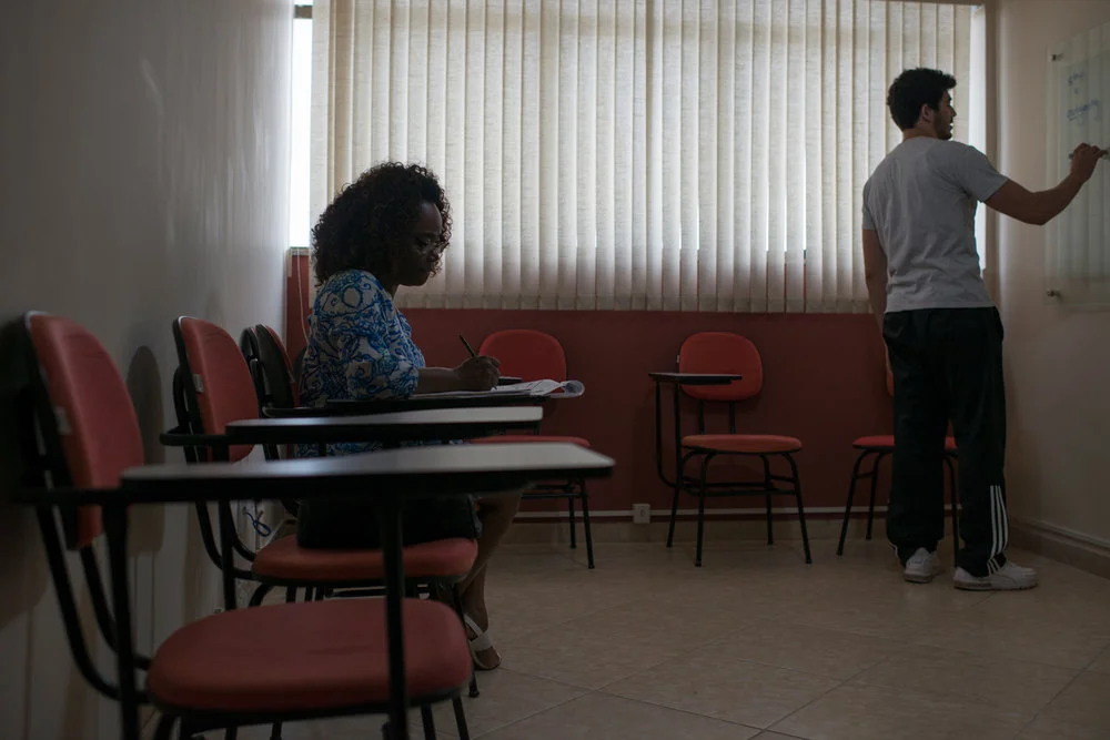 Dez. 6, 2017. A rotina da Sarah é tão intensa que ela responde sem pensar quando questionada sobre filhos: “Não deu tempo”. O tempo que tem, ela divide entre os filhotes do projeto, os concertos que rege com os jovens, os concertos pessoais em que se apresenta como pianista, os estudos de piano em casa, as funções administrativas entre o projeto e a prefeitura e ainda reserva um tempo do dia para ela; como a hora da aula particular de inglês (foto), uma vez por semana.