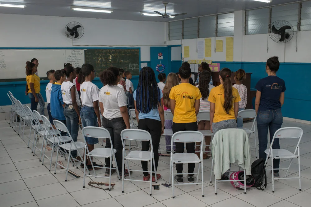 Dez. 6, 2017. Sarah ensaia em outra escola da rede municipal. Ela enfatiza que "não é escola de música, é música na escola". Por isso, o projeto é desenvolvido através da Secretaria de Educação e não de Cultura. 