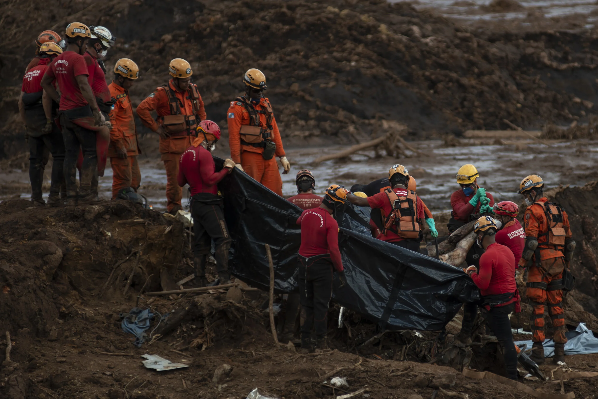  Firefighters pull a body from the mud four days after a dam collapse in Brumadinho. 2019 © FOR BBC NEWS BRASIL 