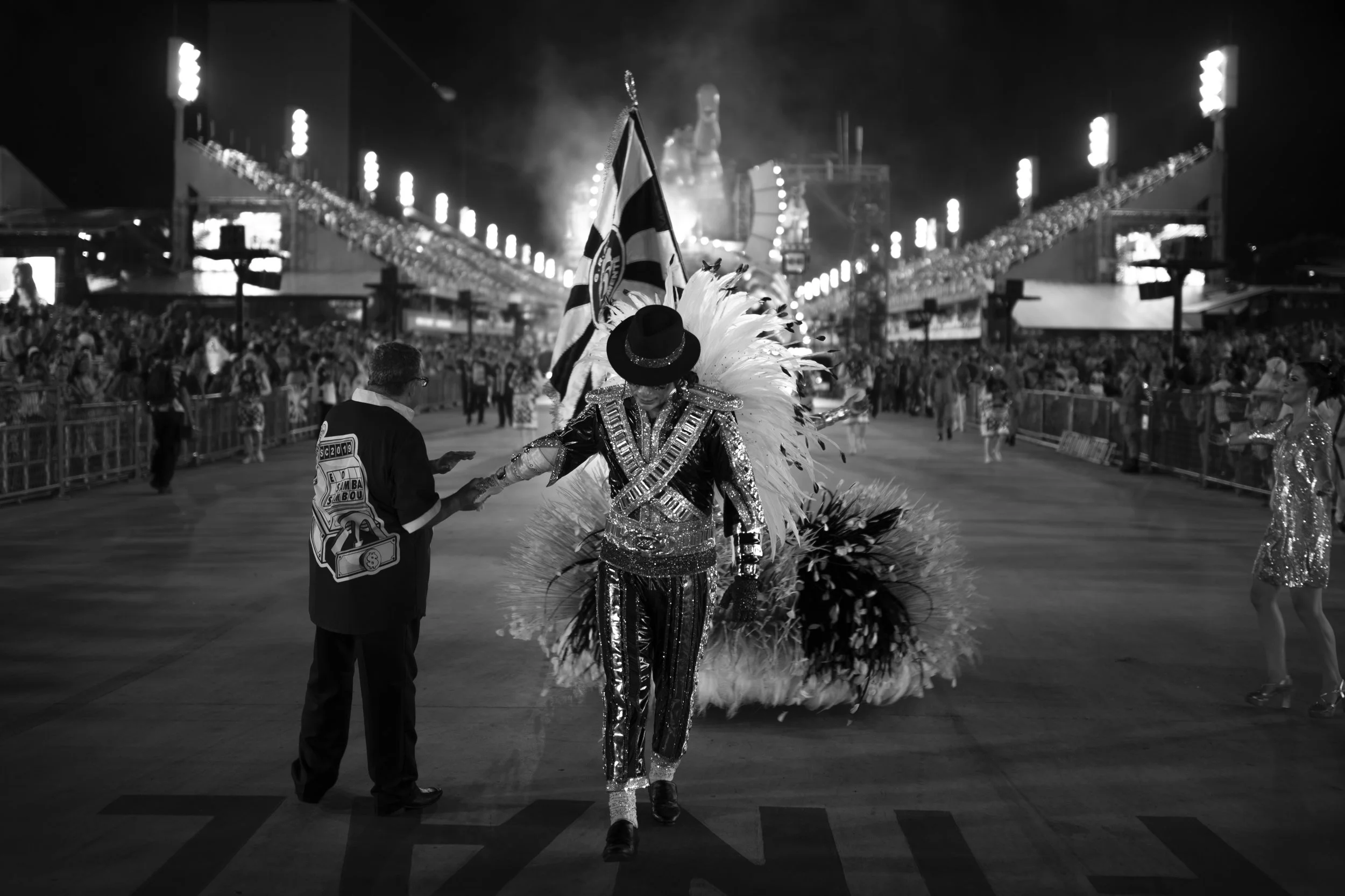 Revellers from São Clemente samba school perform during the second night of the Carnival parade at the Sambadrome in Rio de Janeiro. UOL/Lucas Landau