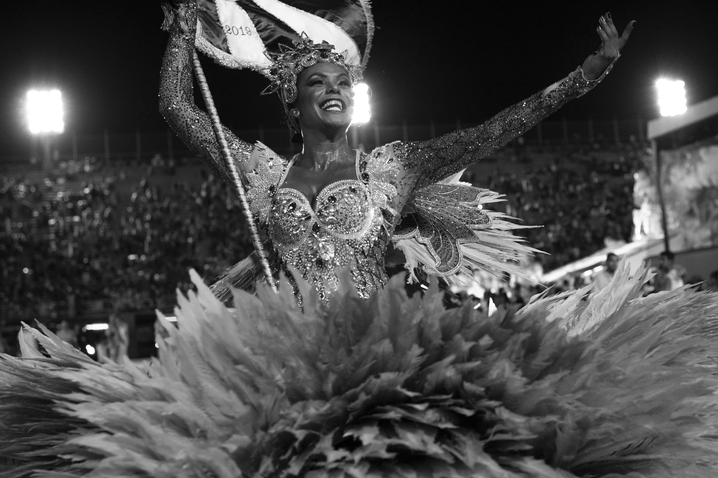 Revellers from Beija-Flor samba school perform during the second night of the Carnival parade at the Sambadrome in Rio de Janeiro. UOL/Lucas Landau
