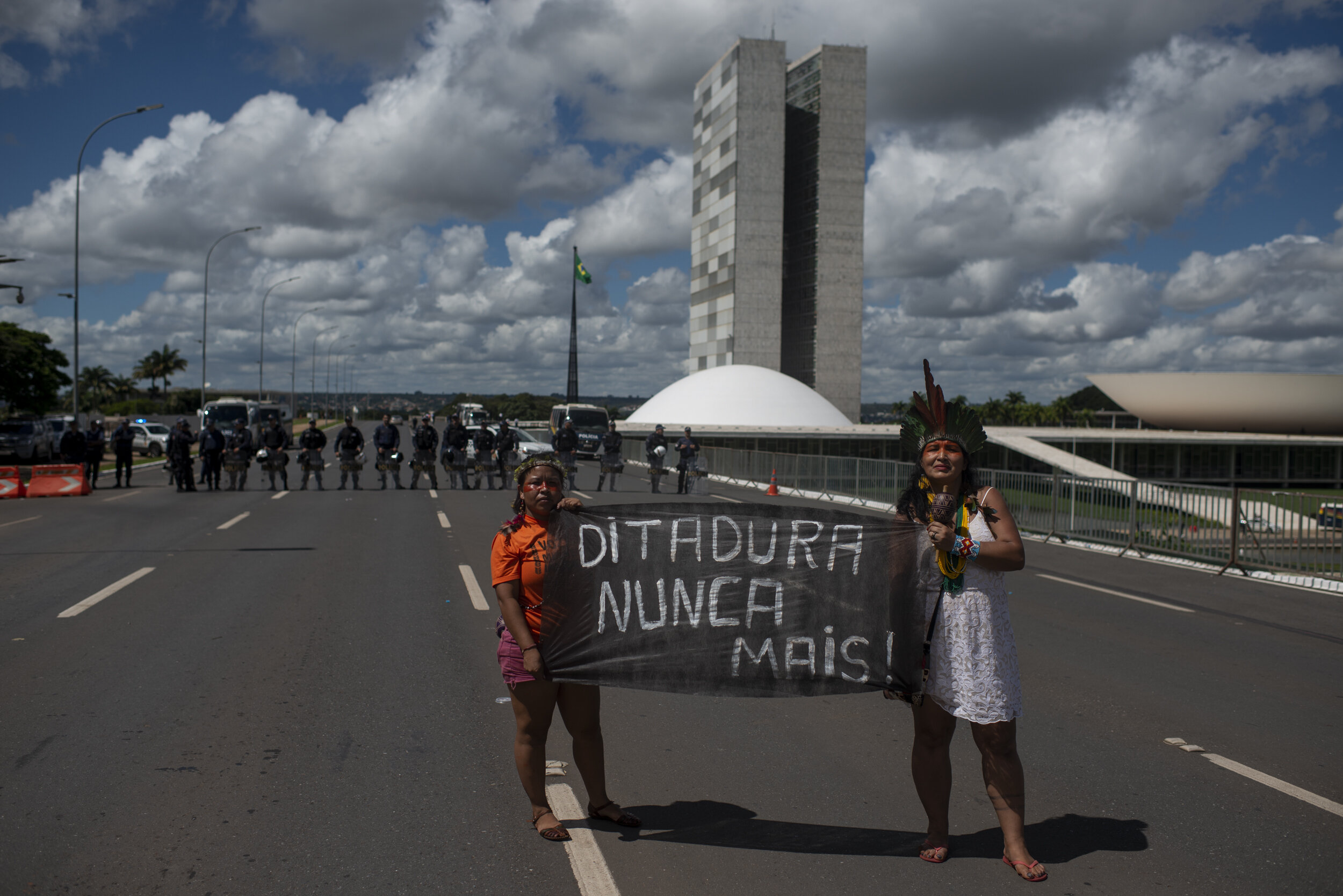  ATL 2019   Parte das lideranças Guarani Kaiowá viajaram de ônibus do Mato Grosso do Sul até Brasília para participar e se manifestar no 15º Acampamento Terra Livre, o maior encontro indígena do Brasil. 