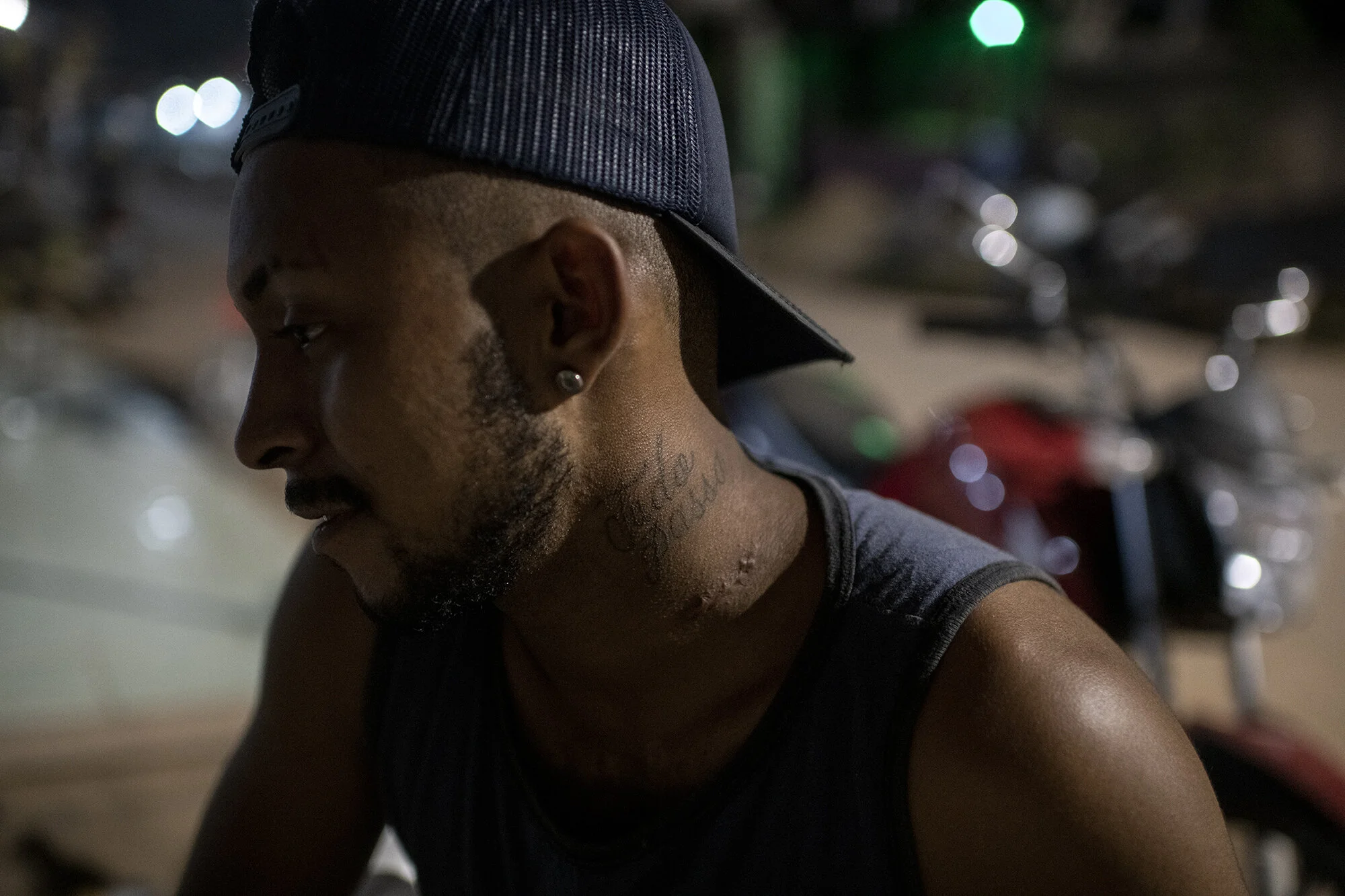  A., garimpeiro, 18 anos. Frequenta o cabaré quando está na cidade, geralmente por poucos dias. A maior parte do tempo passa no mato, trabalhando no garimpo — ocupação que o colocou “no eixo” e o ajudou a deixar pra trás o histórico violento. De papo